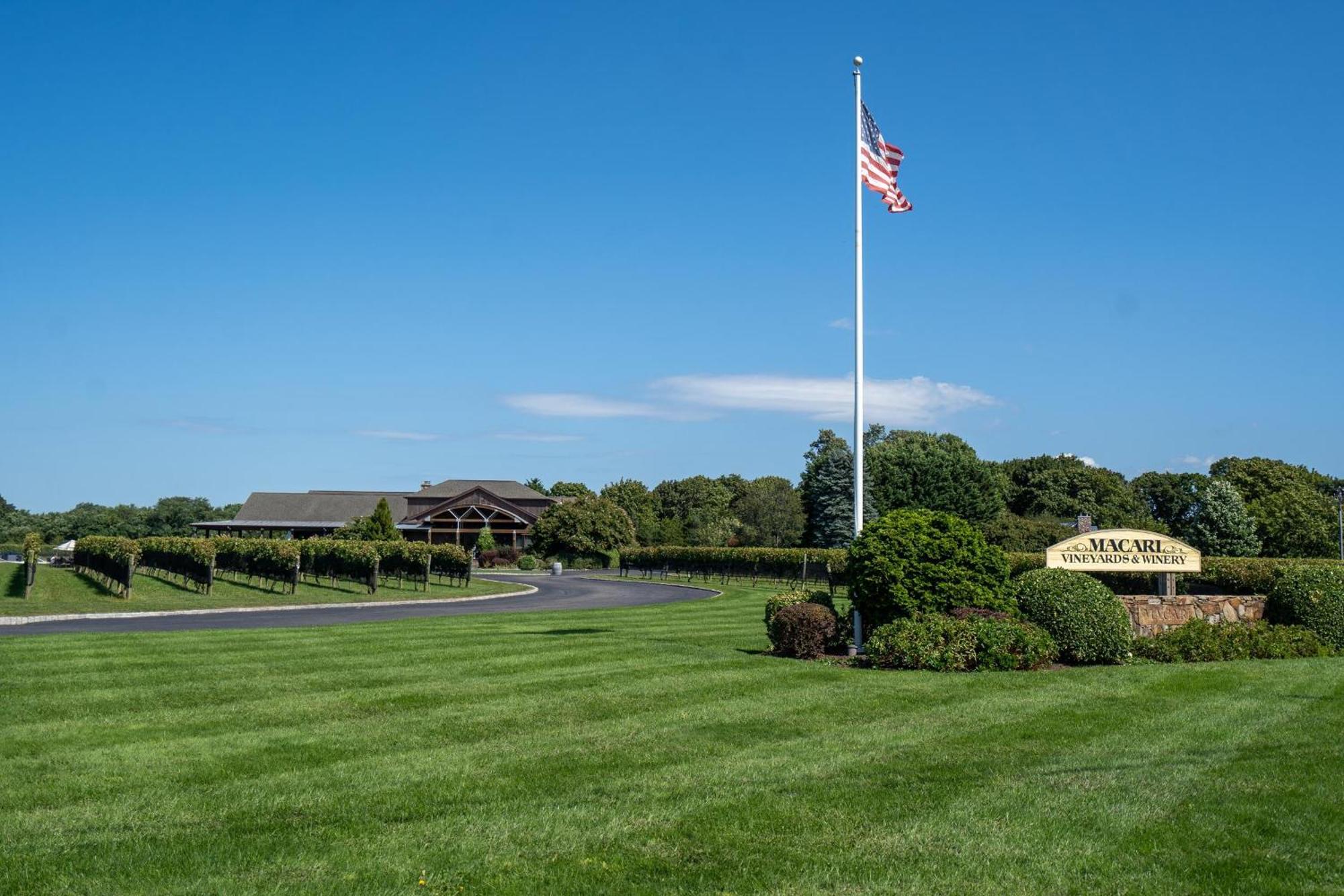 Large Modern North Fork Barn:Vineyards In Backyard, Harbes Farms Mattituck Exterior foto